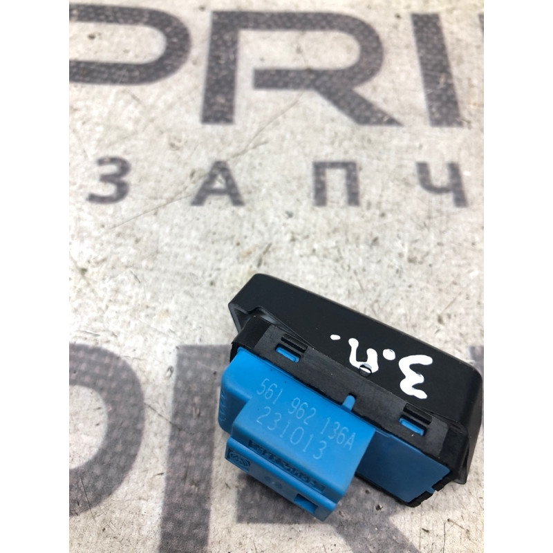 Кнопка блокировки центрального замка (электрика / кнопки) Volkswagen Passat B7 2014 1.8 561962136a
