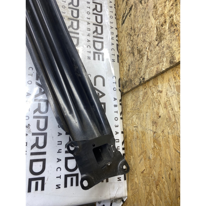 Усилитель бампера (наружные элементы кузова) Volkswagen Golf 1K 2.5 1K6807305