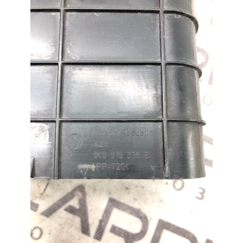 Крышка аккумулятора (кузов и элементы) Volkswagen Passat B7 1k0915336b
