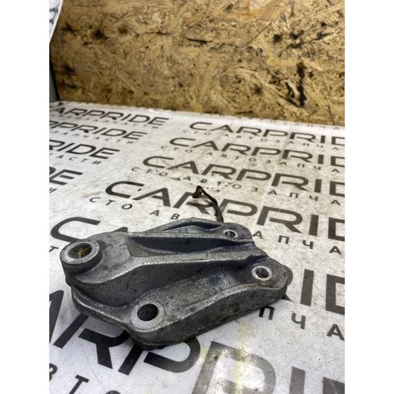 Кронштейн подушки двигателя (кронштейны двигателя) Dodge Caravan RT 04721734af
