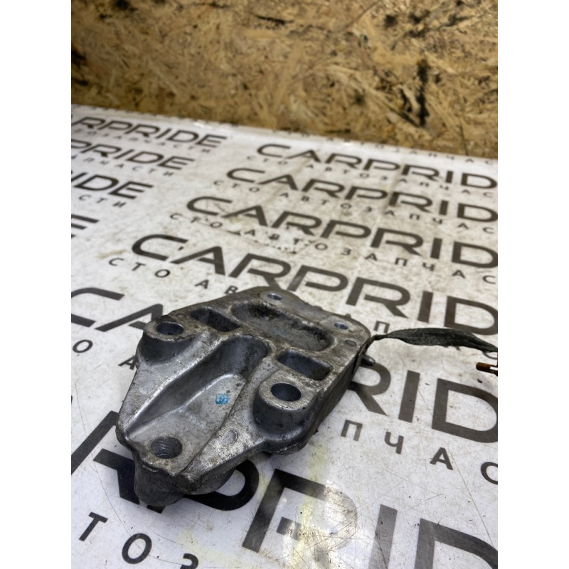 Кронштейн подушки двигателя (кронштейны двигателя) Dodge Caravan RT 04721734af