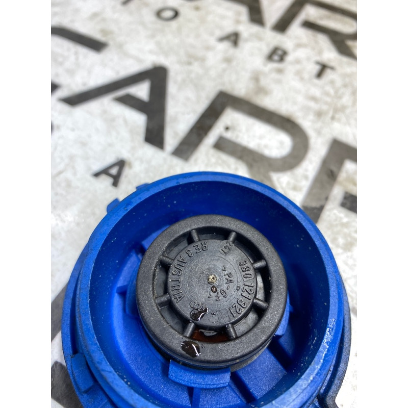 Крышка расширительного бачка (система охлаждения) Volkswagen Passat B7 3b0121321