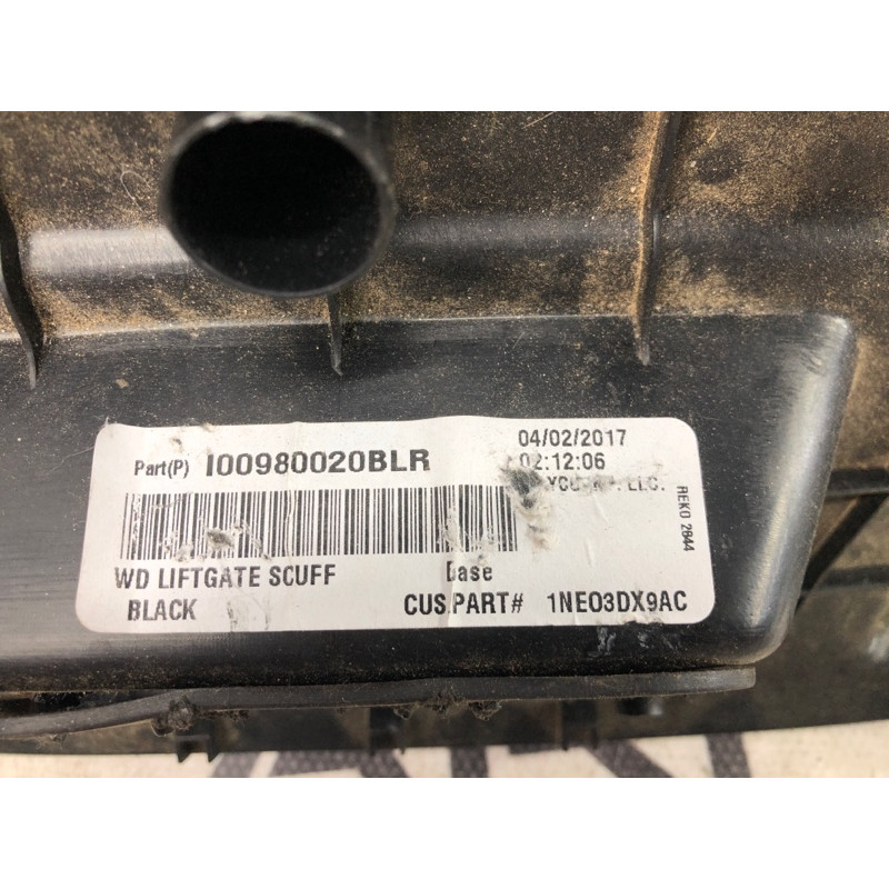 Накладка замка крышки багажника (салон) Dodge Durango WD 2015 5.7 HEMi 1GW67DX9AC