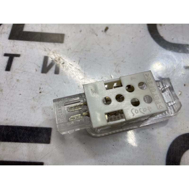 Плафон салона (салон) Audi A4 B8 8d0947415