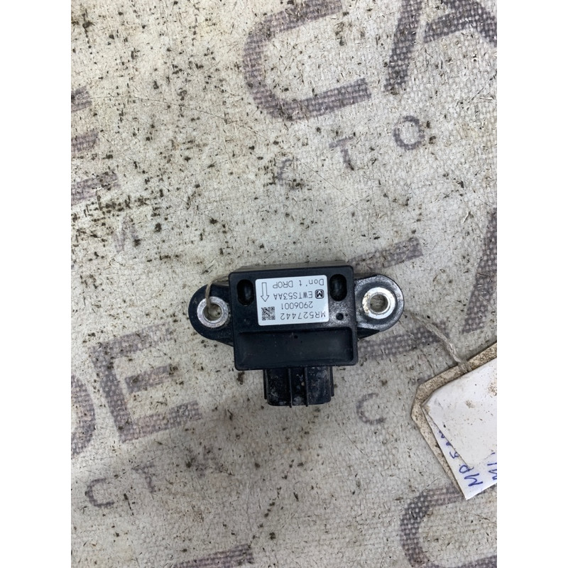 Датчик удара (электрика / датчики) Mitsubishi Montero 3 mr527442