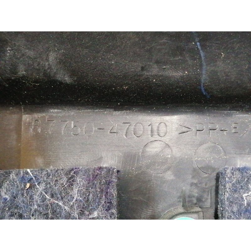 Обшивка крышки багажника (салон) Toyota Prius NHW20 6775047010C0