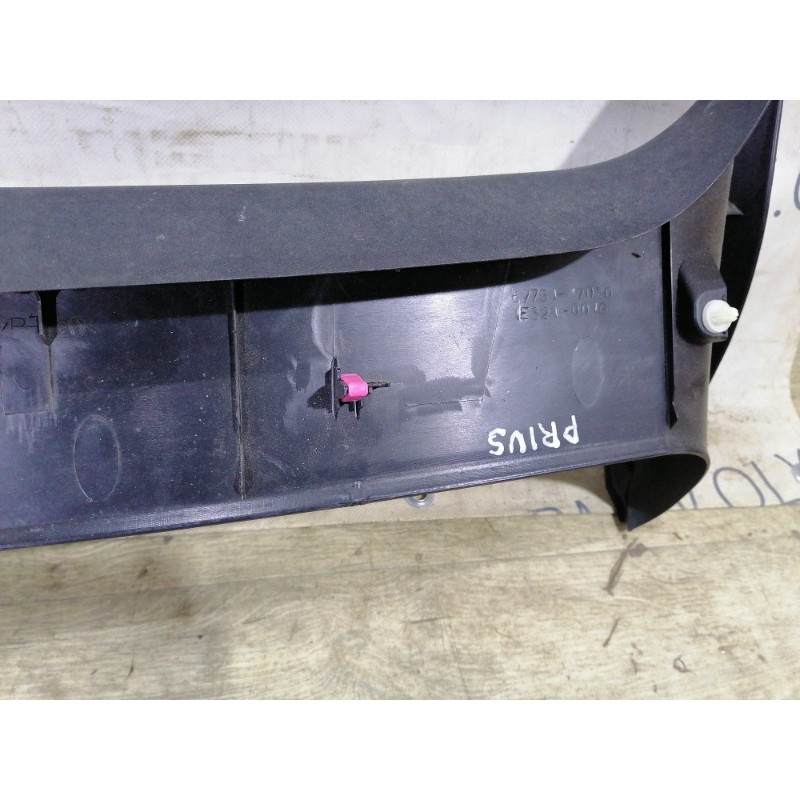 Обшивка крышки багажника (салон) Toyota Prius NHW20 6775147020C0