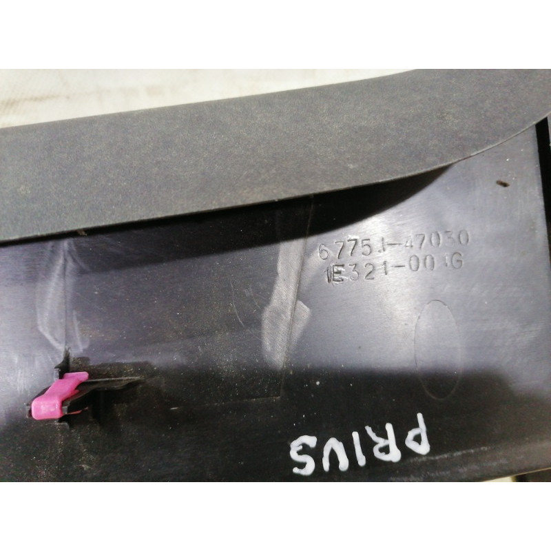 Обшивка крышки багажника (салон) Toyota Prius NHW20 6775147020C0