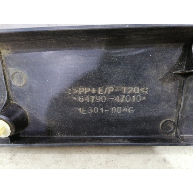 Обшивка крышки багажника (салон) Toyota Prius NHW20 6479047010C0