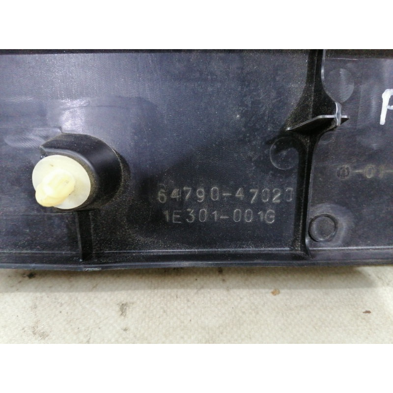 Обшивка крышки багажника (салон) Toyota Prius NHW20 6479047010C0