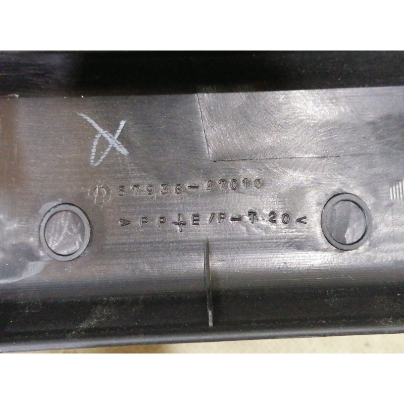 Обшивка крышки багажника (салон) Toyota Prius NHW20 6793847010C0