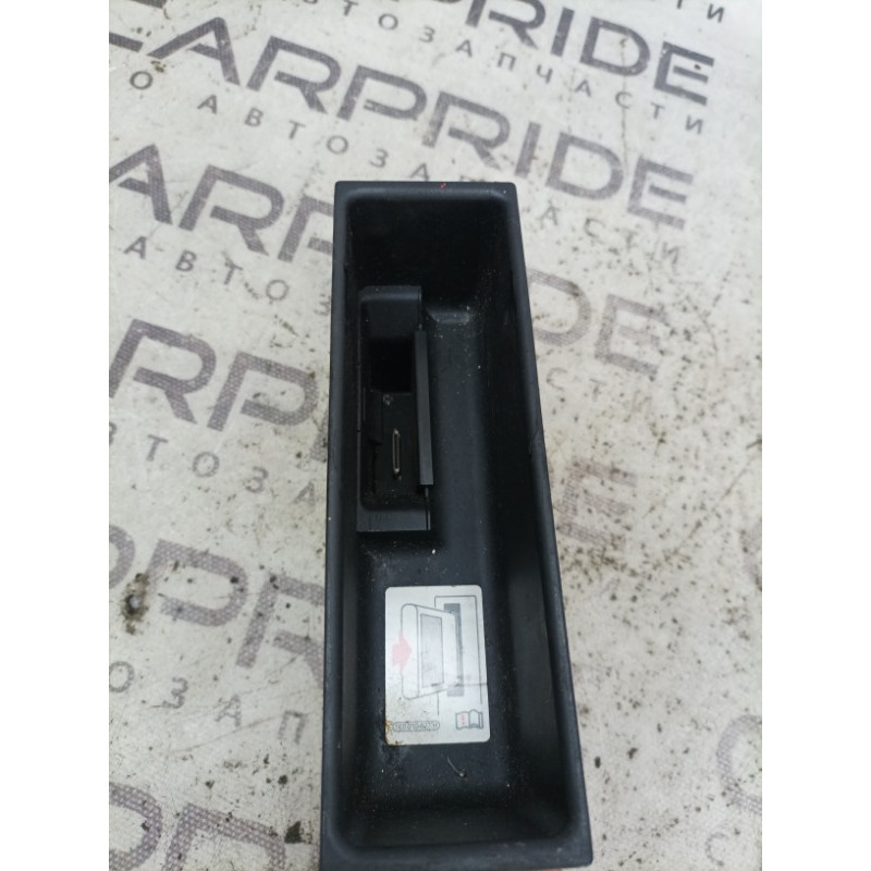 Бардачок з роз'ємом підключення iPod (салон) Volkswagen Golf 1K 2.5 1k0857925b