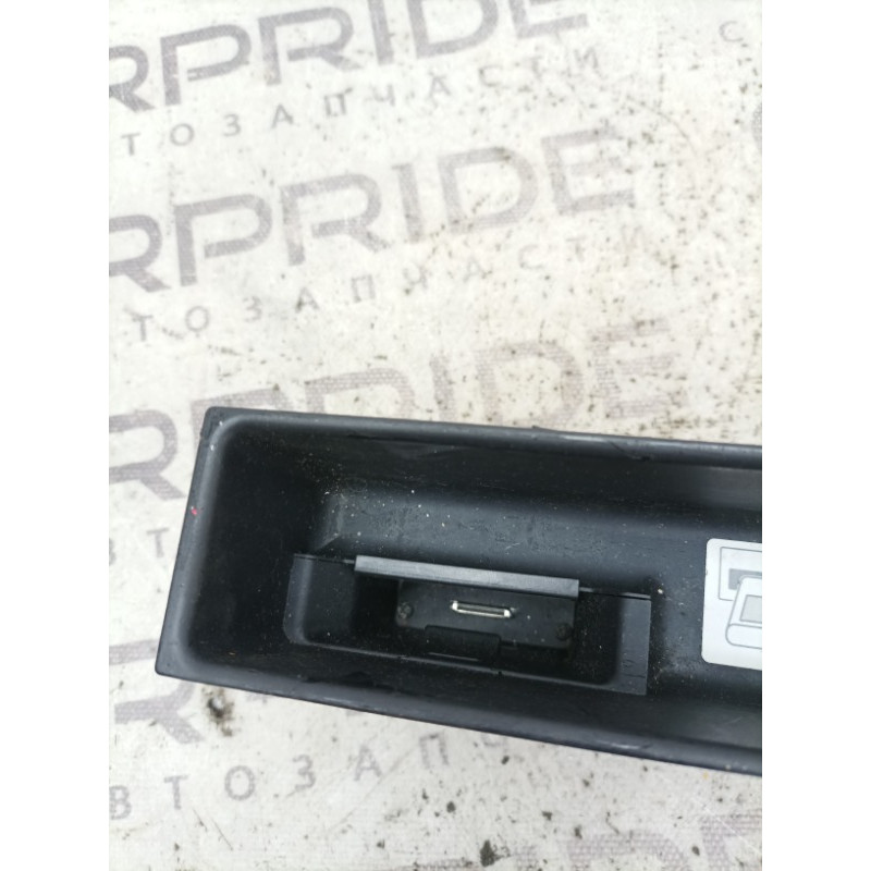 Бардачок з роз'ємом підключення iPod (салон) Volkswagen Golf 1K 2.5 1k0857925b