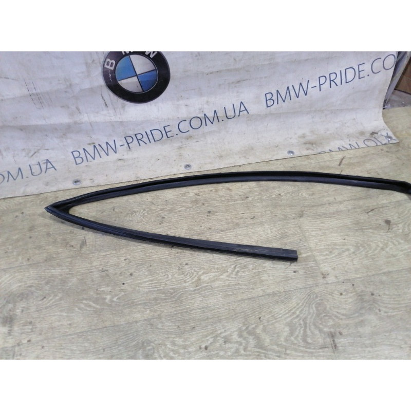 Уплотнитель стекла двери (кузов и элементы) KIA Sorento UM 2013 2.4 825401U000