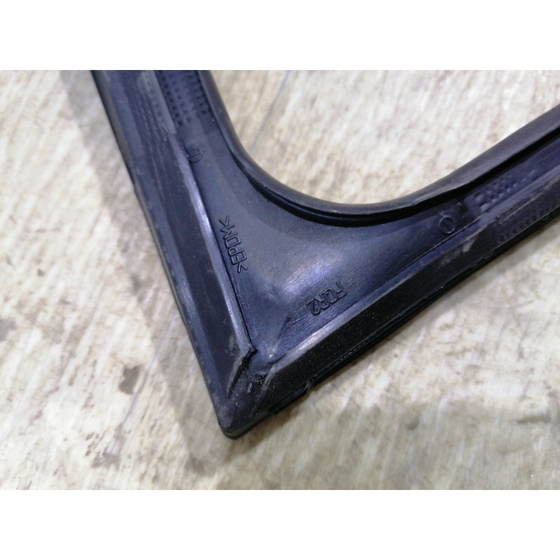 Уплотнитель стекла двери (кузов и элементы) KIA Sorento UM 2013 2.4 825401U000