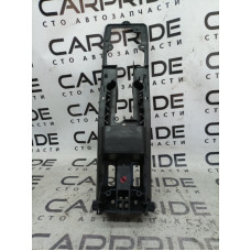 Крепление центральной консоли