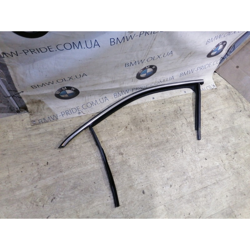 Уплотнитель стекла двери (кузов и элементы) Volkswagen Passat B7 2014 1.8 561837431a