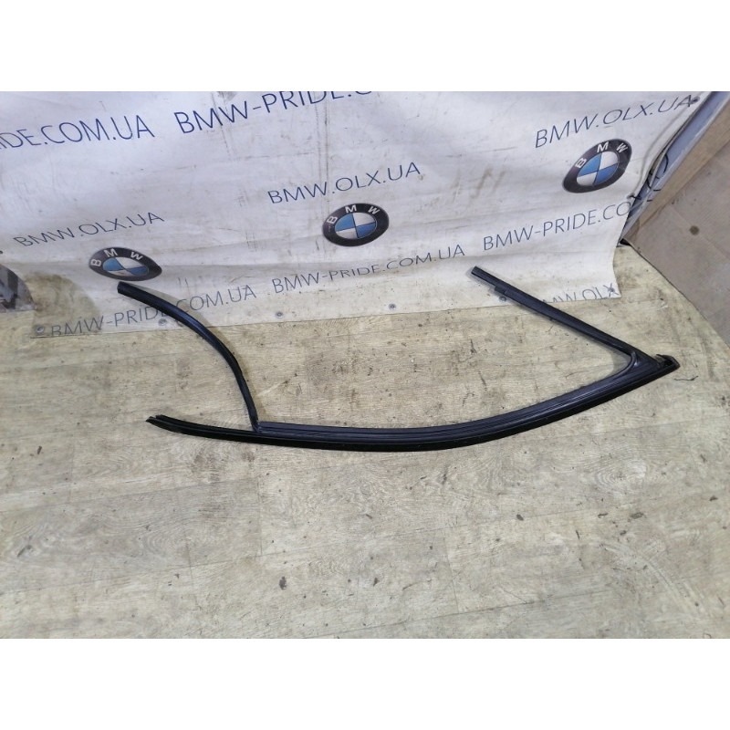 Уплотнитель стекла двери (кузов и элементы) Volkswagen Passat B7 2014 1.8 561837431a