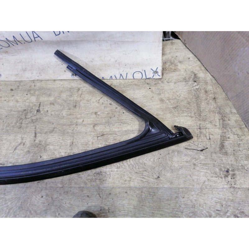 Уплотнитель стекла двери (кузов и элементы) Volkswagen Passat B7 2014 1.8 561837431a