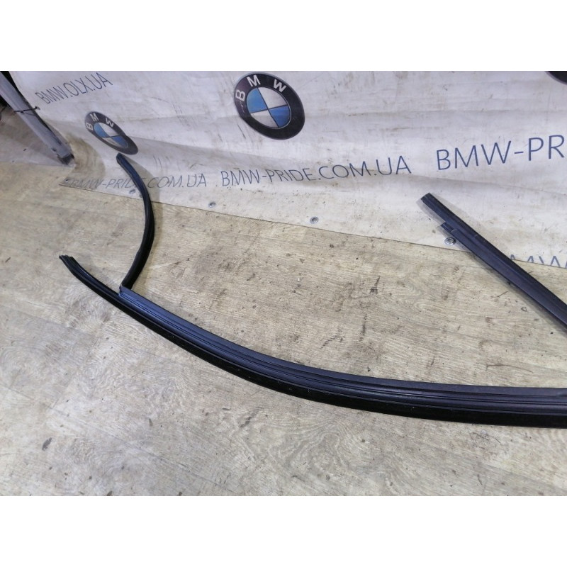 Уплотнитель стекла двери (кузов и элементы) Volkswagen Passat B7 2014 1.8 561837431a