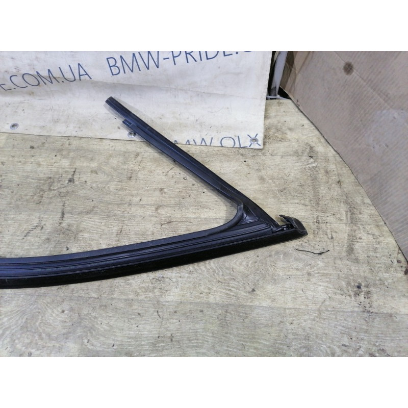 Уплотнитель стекла двери (кузов и элементы) Volkswagen Passat B7 2014 1.8 561837431a