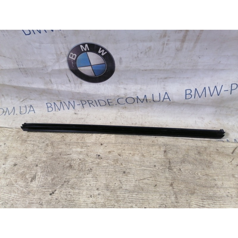 Уплотнитель стекла двери (кузов и элементы) Volkswagen Passat B7 2014 1.8