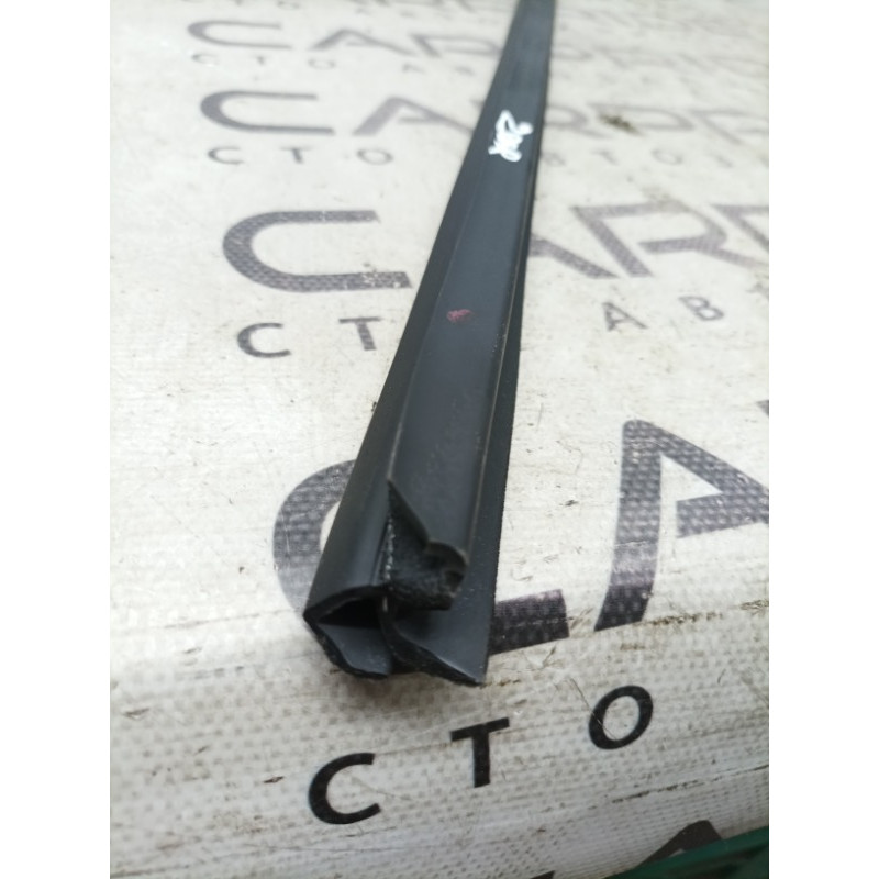 Молдинг стекла внутренний (наружные элементы кузова) KIA Sorento UM 2013 2.4 832312P000