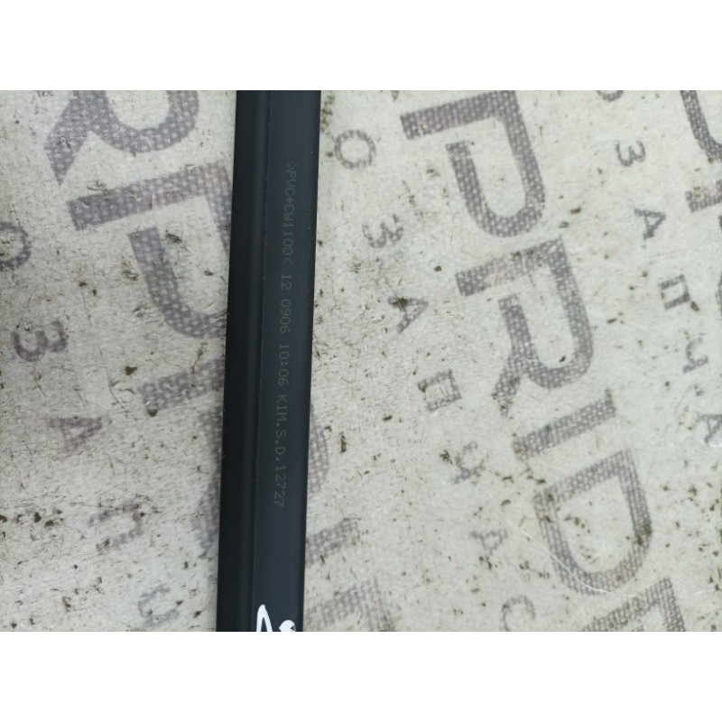 Молдинг стекла внутренний (наружные элементы кузова) KIA Sorento UM 2013 2.4 832312P000