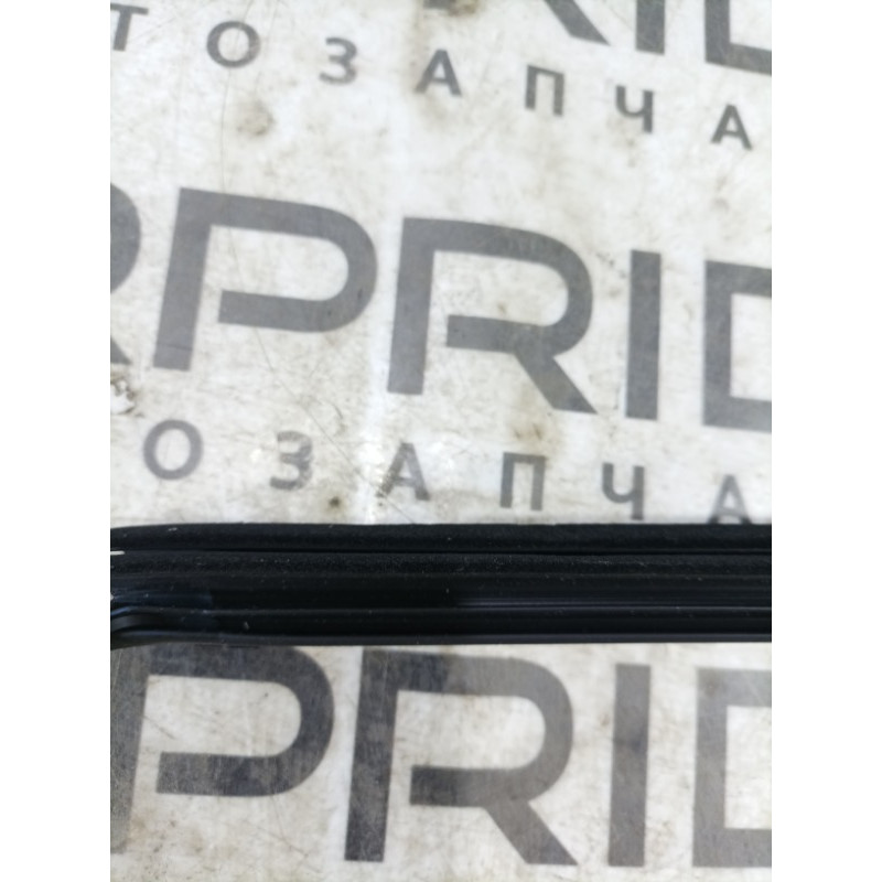 Молдинг стекла внутренний (наружные элементы кузова) Cadillac Xt5 1 2016 3.6 23198091