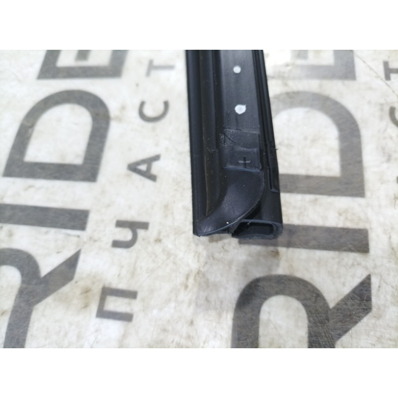 Молдинг стекла внутренний (наружные элементы кузова) Cadillac Xt5 1 2016 3.6 23198091