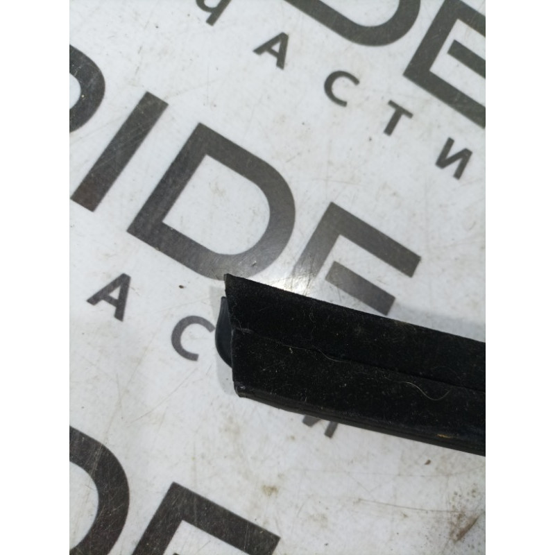 Молдинг стекла внутренний (наружные элементы кузова) Cadillac Xt5 1 2016 3.6 84032653