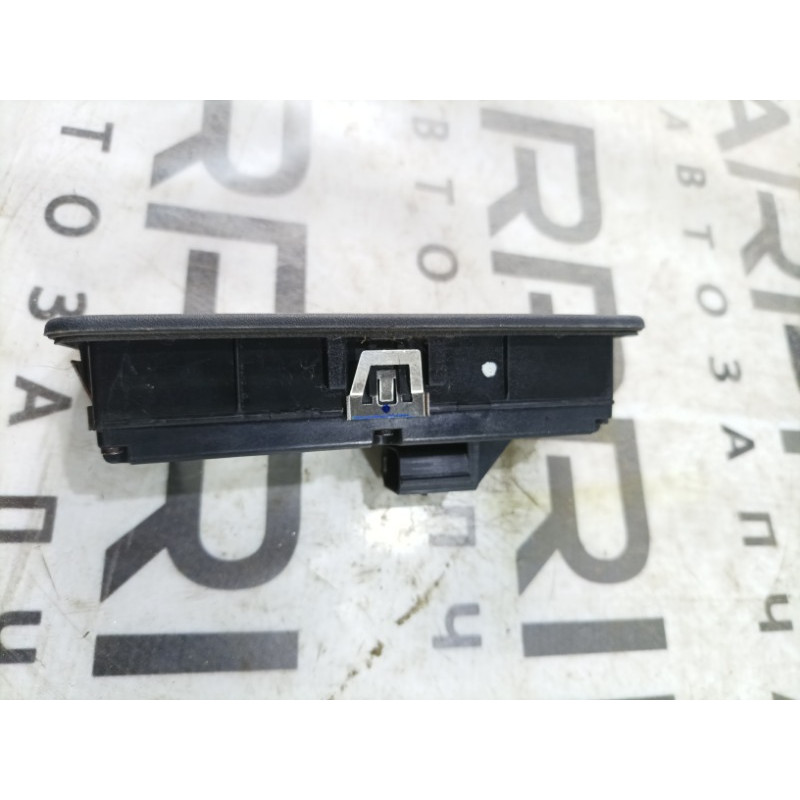 Кнопка открывания крышки багажника (электрика / кнопки) Jeep Cherokee Trailhawk 2014 2.4 68184314AA