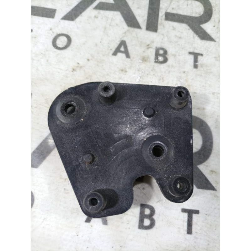 Кронштейн (двигатель и элементы) AUDI A4 B6 2.4BDV 8E9827833