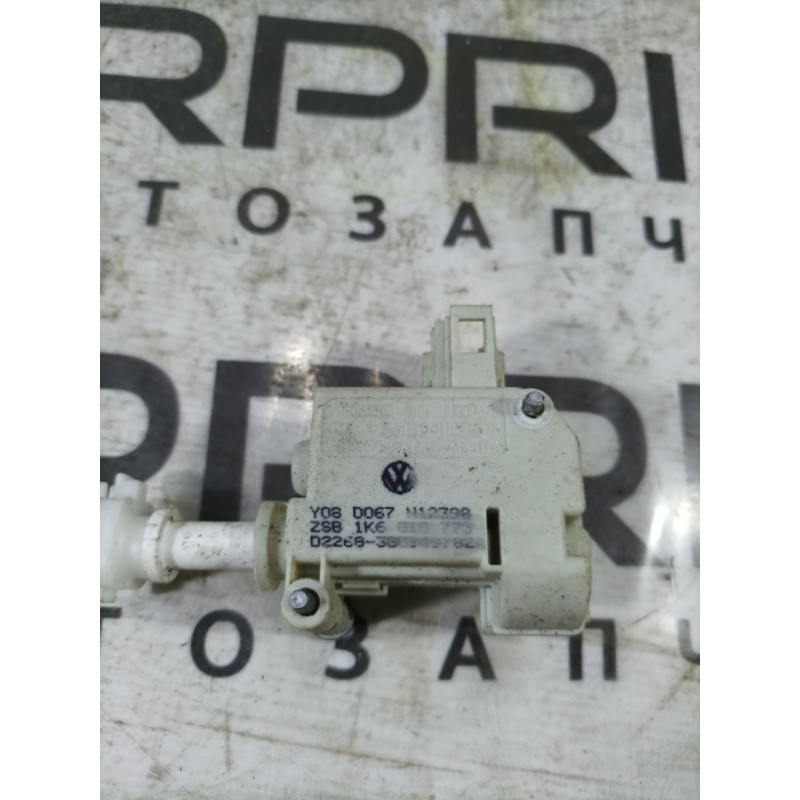 Привод лючка топливного бака (электрика) Volkswagen Golf 1K 2.5 1k6010773