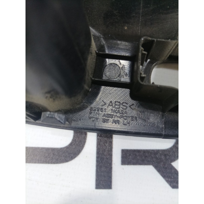 Накладка кнопок стеклоподъемника (салон) Nissan Juke F15 2013 1.6 829611ka2a