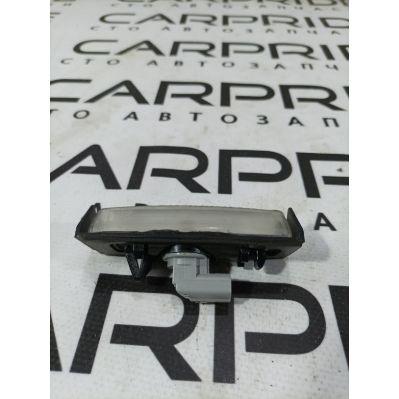 Плафон подсветки номера (оптика) Toyota Camry 40