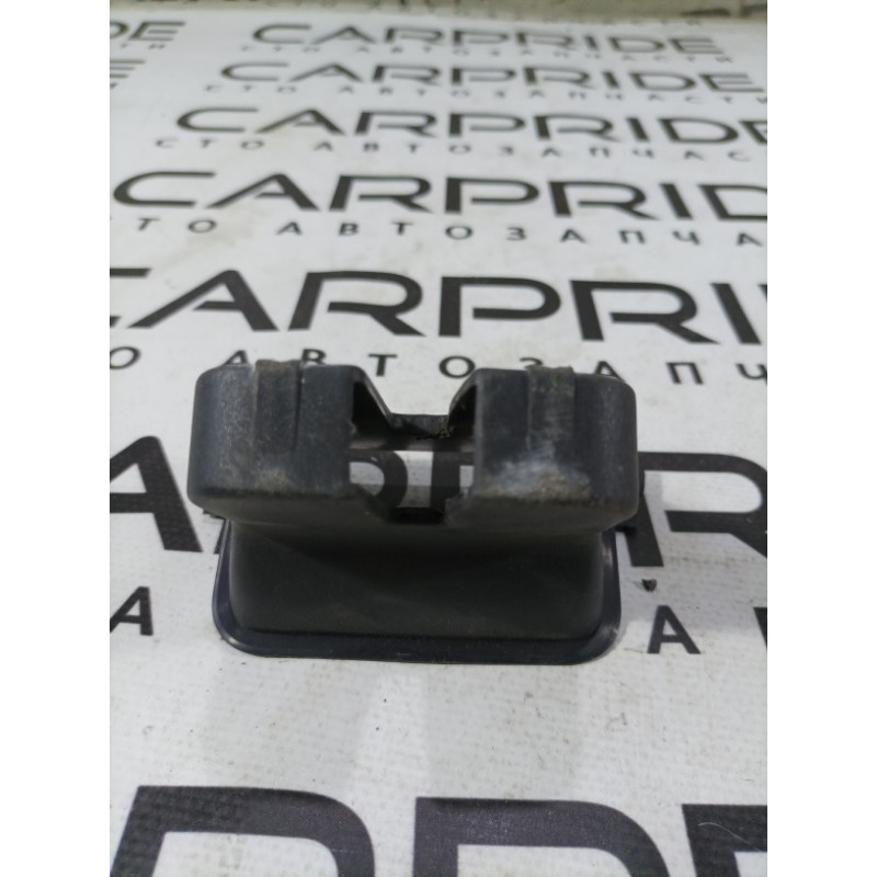 Накладка замка кришки багажника (салон) Volkswagen Passat B7 2014 1.8 561827520a