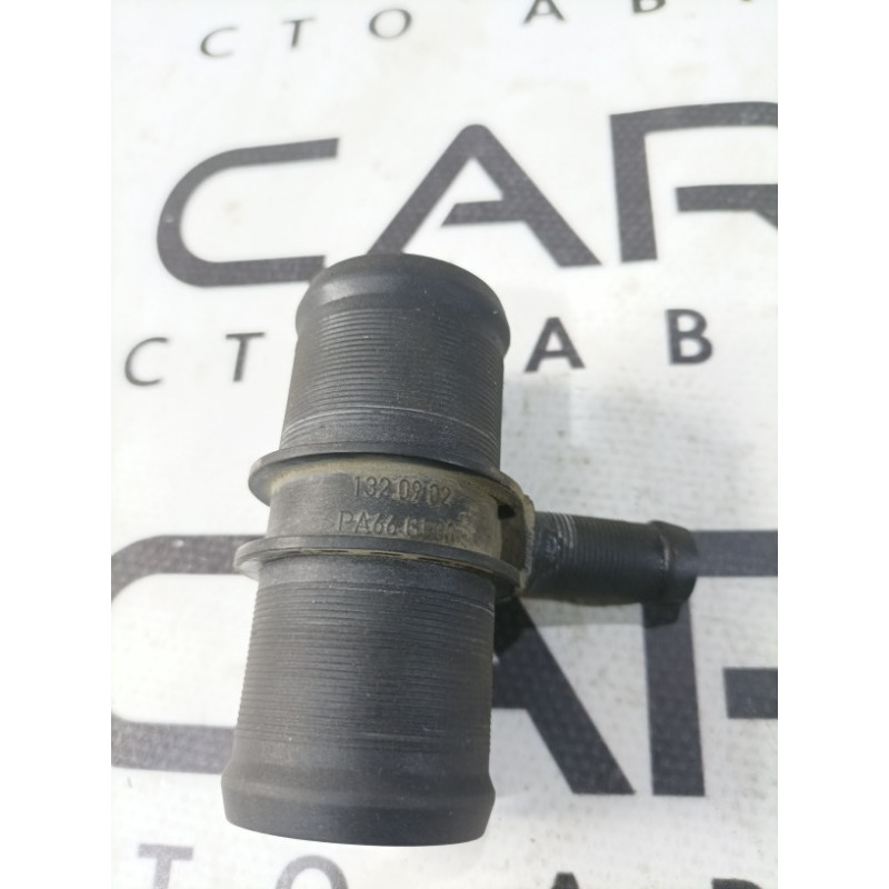 Фланець (система охолодження) Nissan Juke F15 2013 1.6 1320902