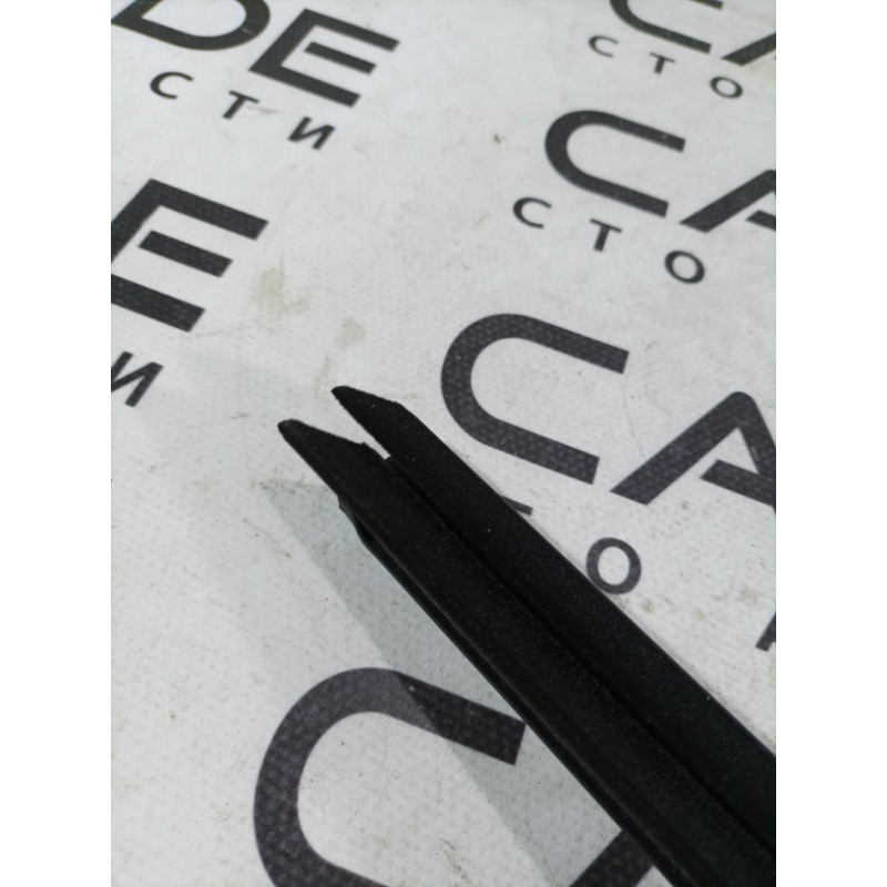 Молдинг стекла внутренний (наружные элементы кузова) Ford Focus MK3 2016 2.0 CV6Z5825860A