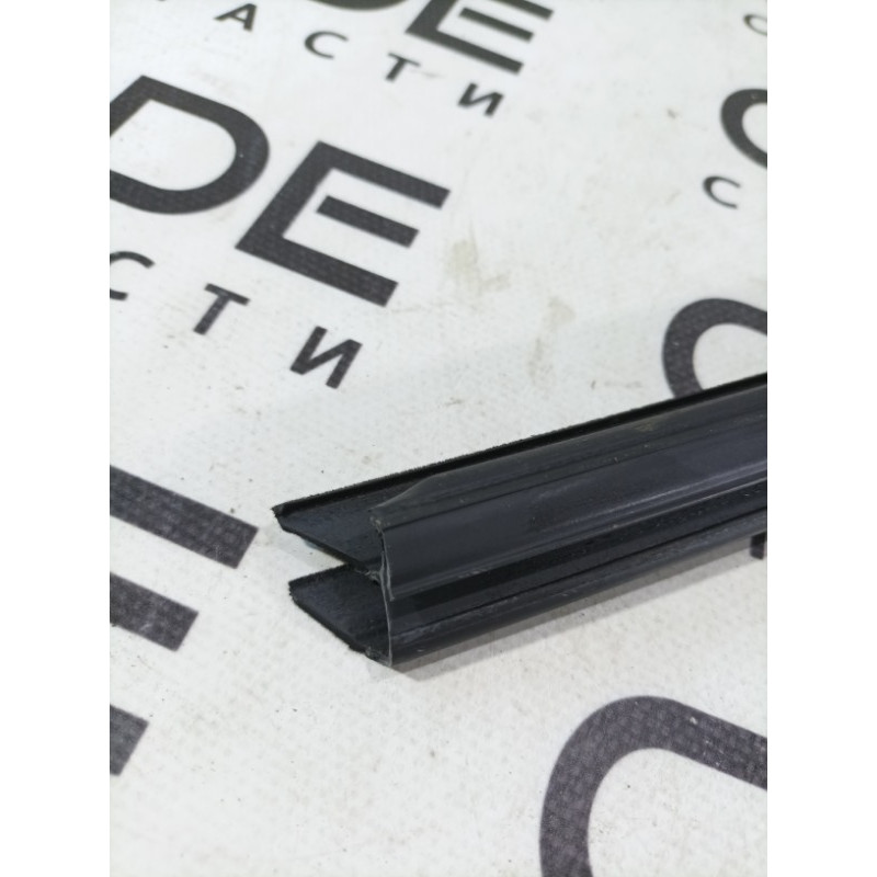 Молдинг стекла внутренний (наружные элементы кузова) Ford Focus MK3 2016 2.0 CV6Z5825860A