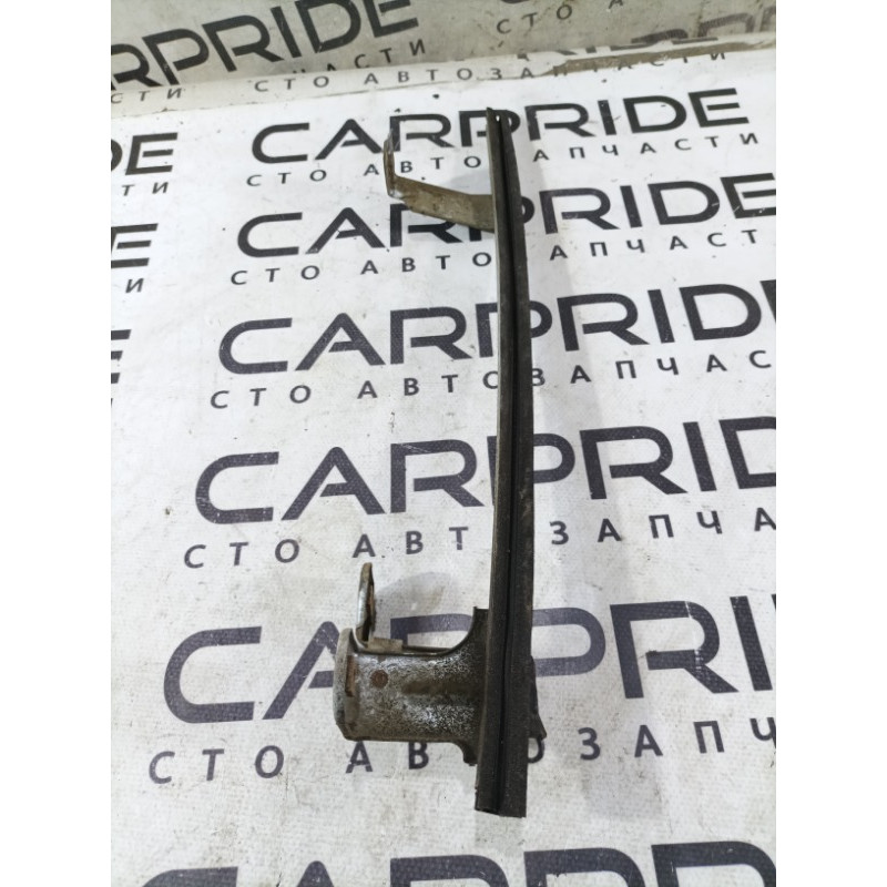 Направляющая стекла двери (кузов и элементы) Ford Transit Connect 1 2005 1.8L 4379165