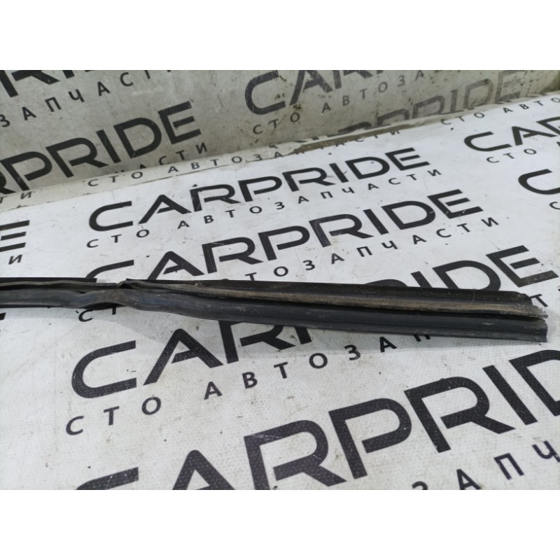 Молдинг стекла (кузов и элементы) Ford Transit Connect 1 2005 1.8L 4526431