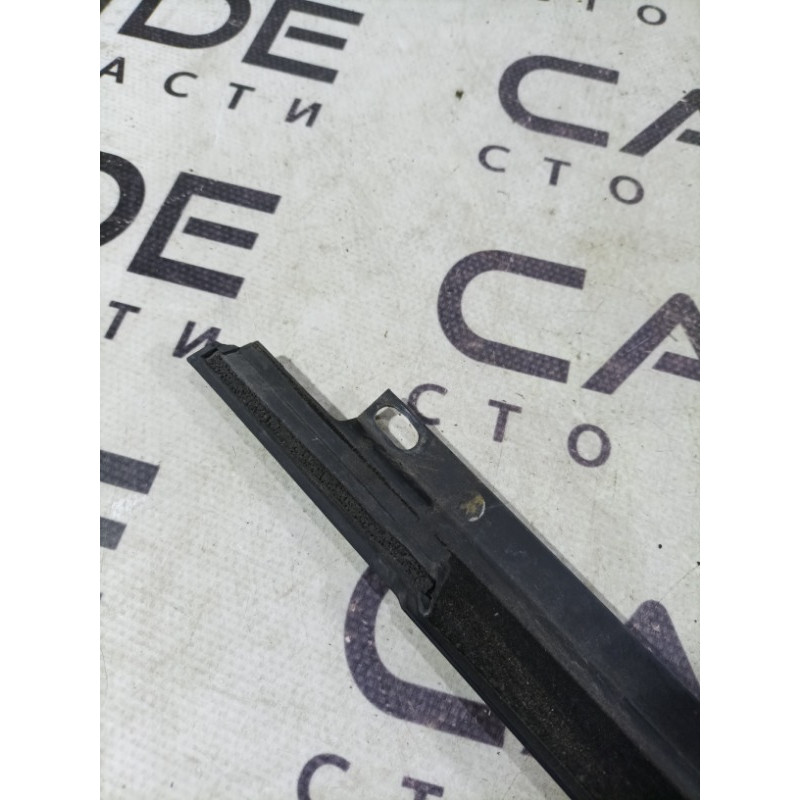 Молдинг стекла внутренний (наружные элементы кузова) Volkswagen Golf 1K 2004 2.0 BKD 1k4837477a