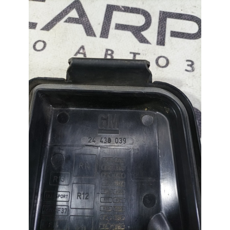 Крышка блока предохранителей (двигатель и элементы) Opel SIGNUM 1 2006 2.2 YH 24438039