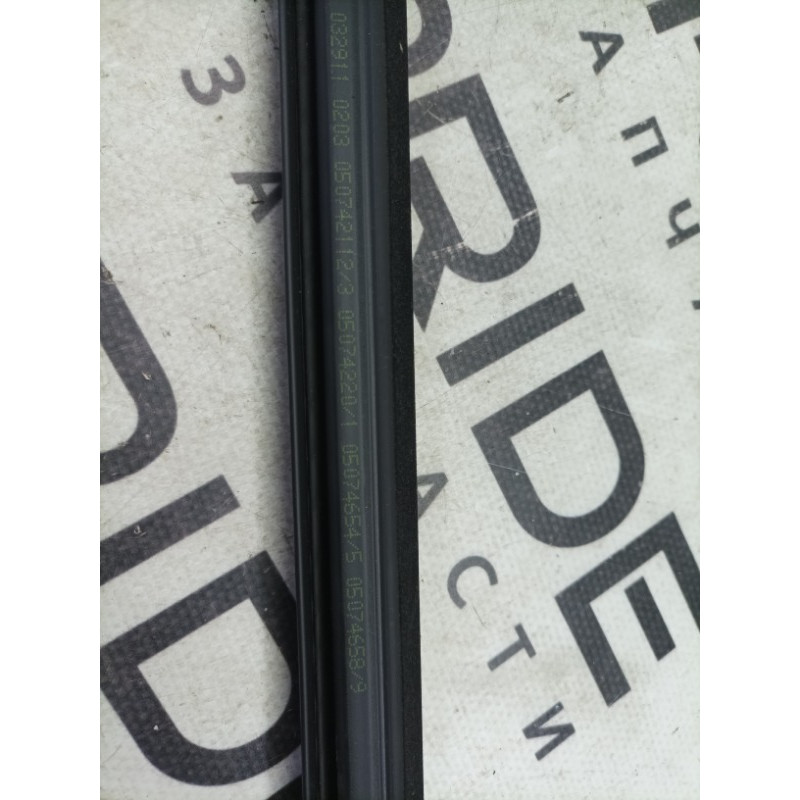 Молдинг стекла внутренний (наружные элементы кузова) Jeep Compass MK49 2011 2.4 5074654AD