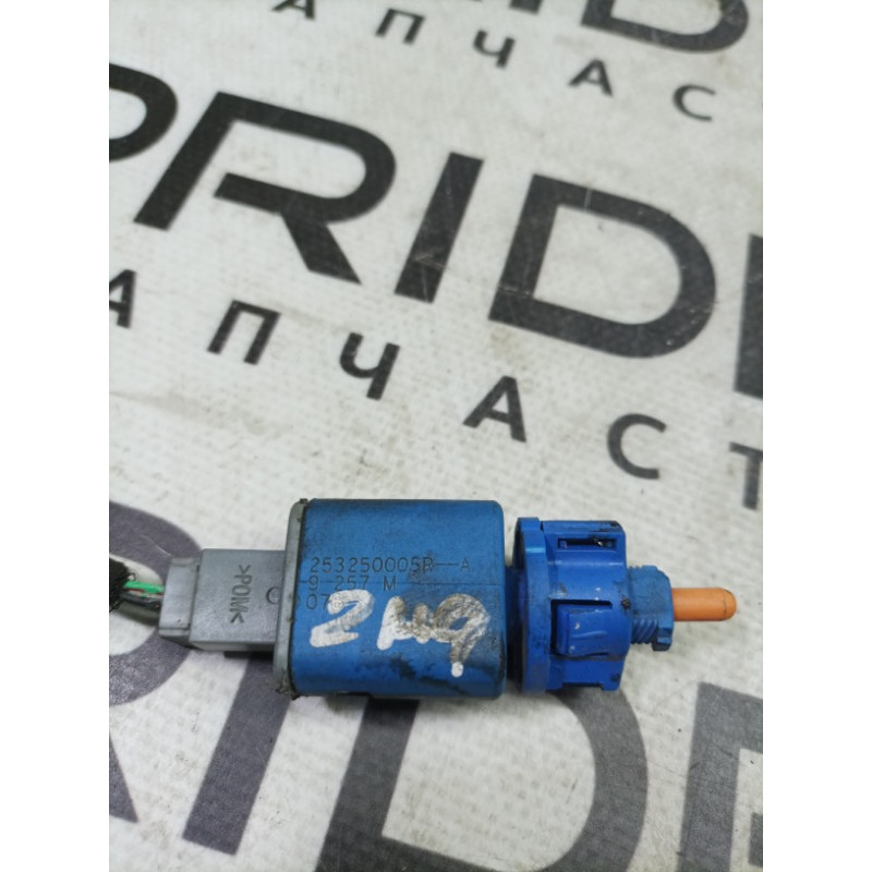 Концевик педали сцепления (электрика / датчики) Renault Megane 3 2009 1.5 253250005r
