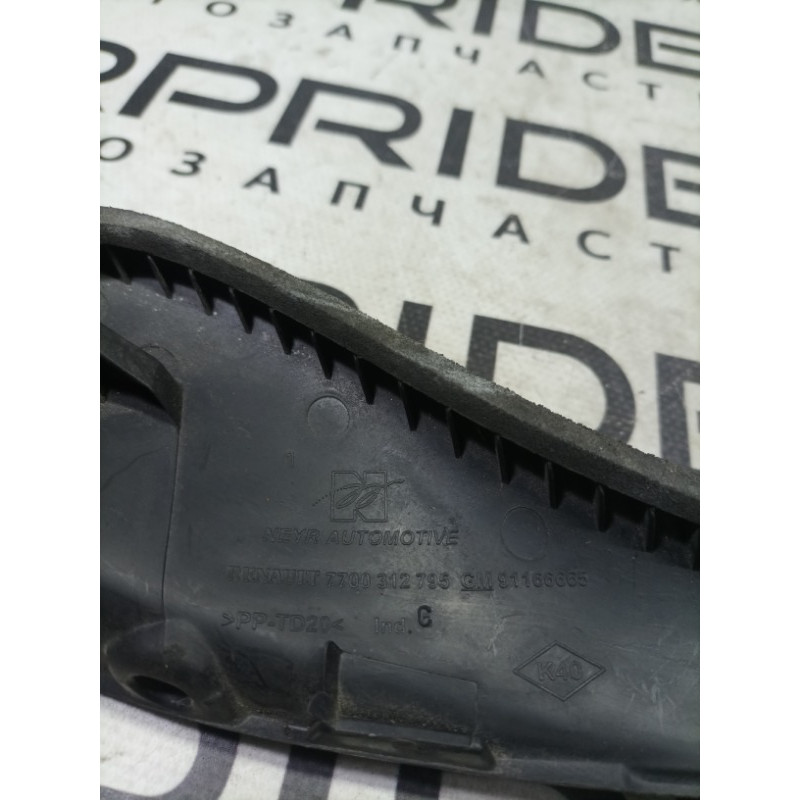 Водосток (кузов и элементы) Opel Vivaro 1 2007 1.9 D 7700312795