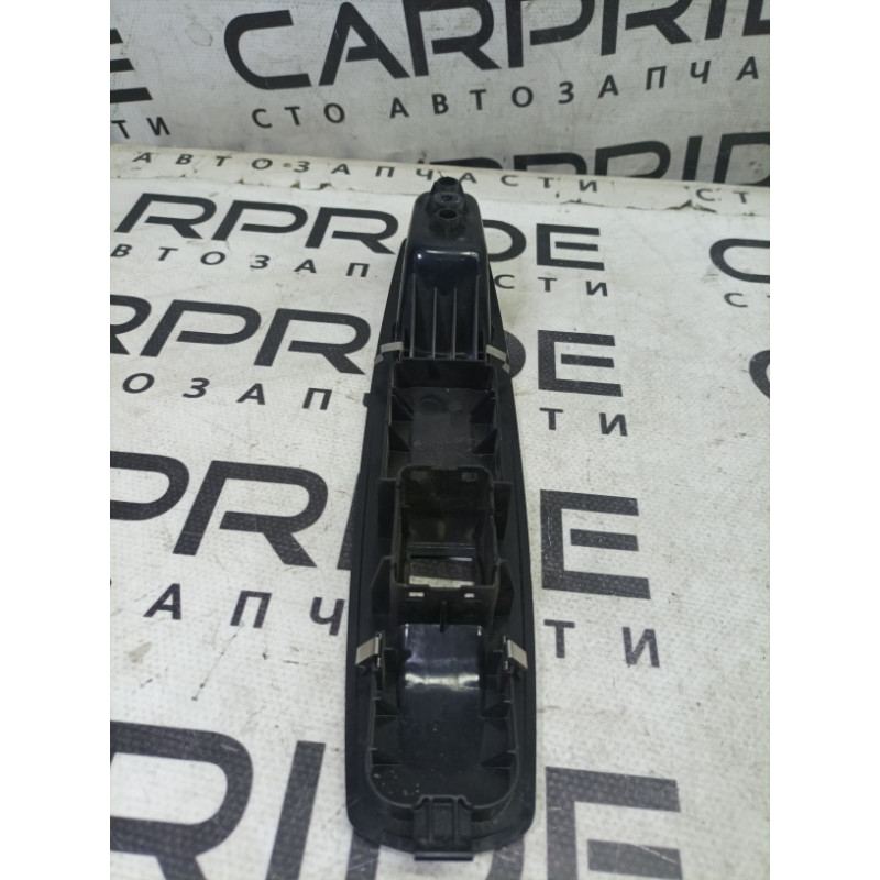 Накладка кнопок стеклоподъемника (салон) Renault Megane 3 2009 1.5