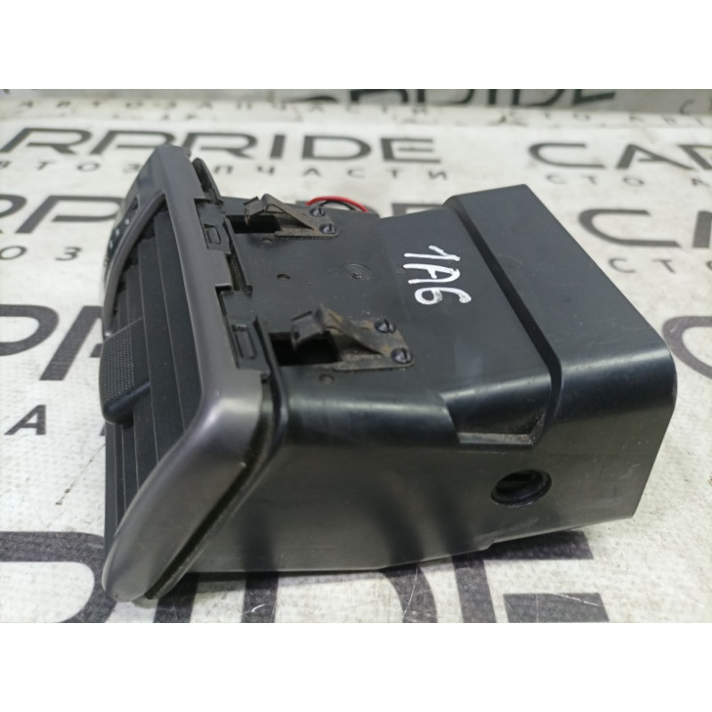 Дефлектор воздуховода (салон) AUDI A6 C5 2001 2.5 AKE 4b1820901