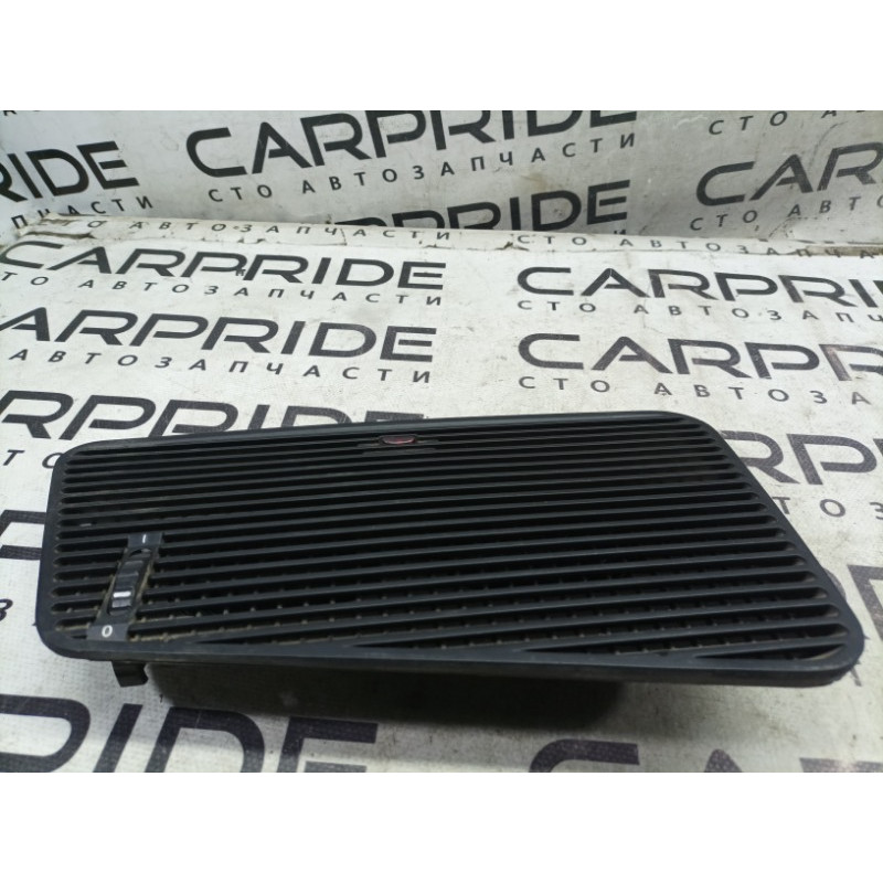 Решітка обдуву лобового скла (салон) BMW 7-series E32 64221379166